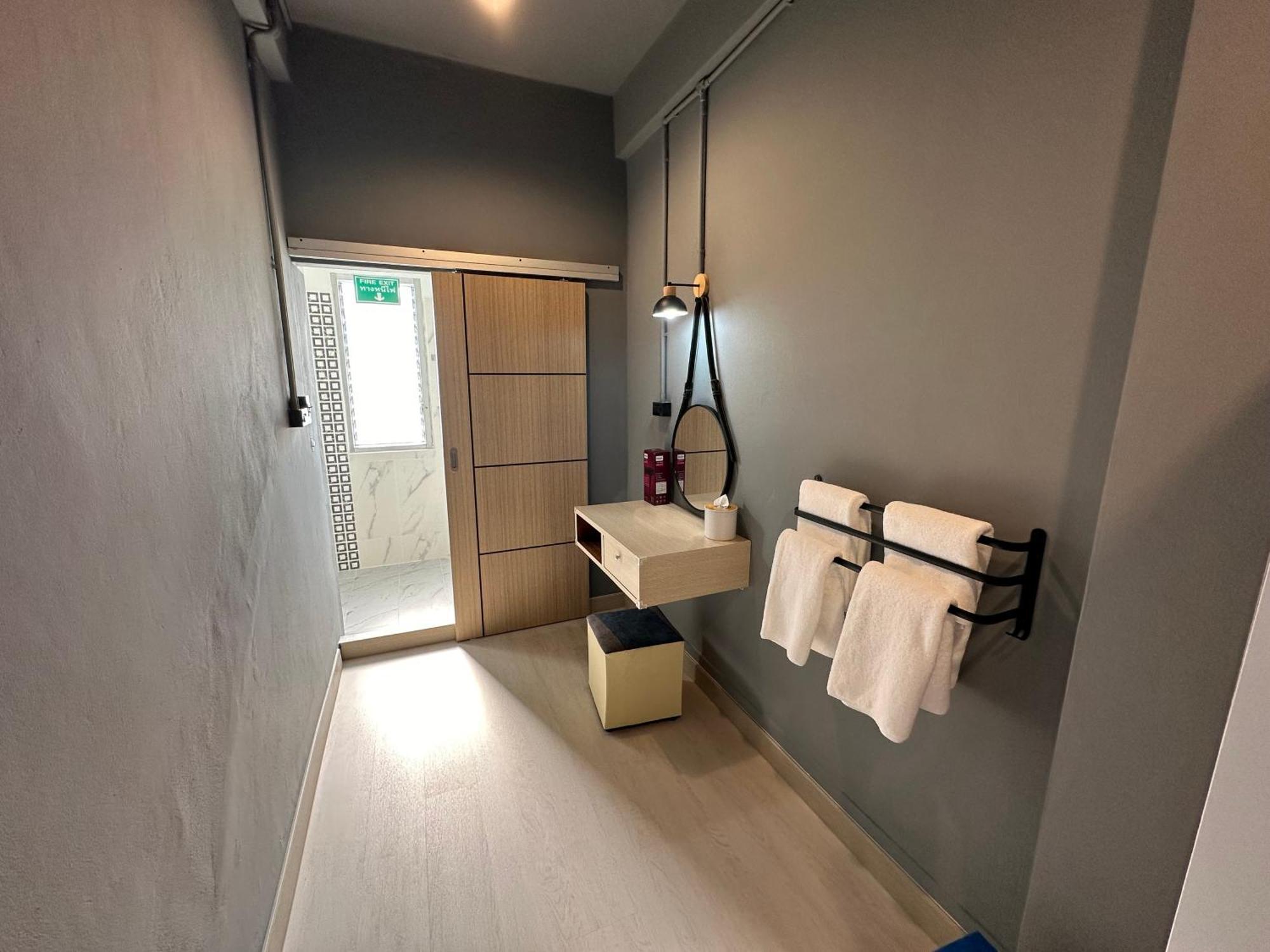 Nhà khách Chiangmai Vibe, House, 7 Mins To Bts, Center, Private In Sathon, Private Bathroom, Bangkok, Thailand *